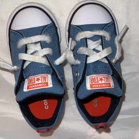 Toddler size 7 converse in blue - Picture 4 of 4